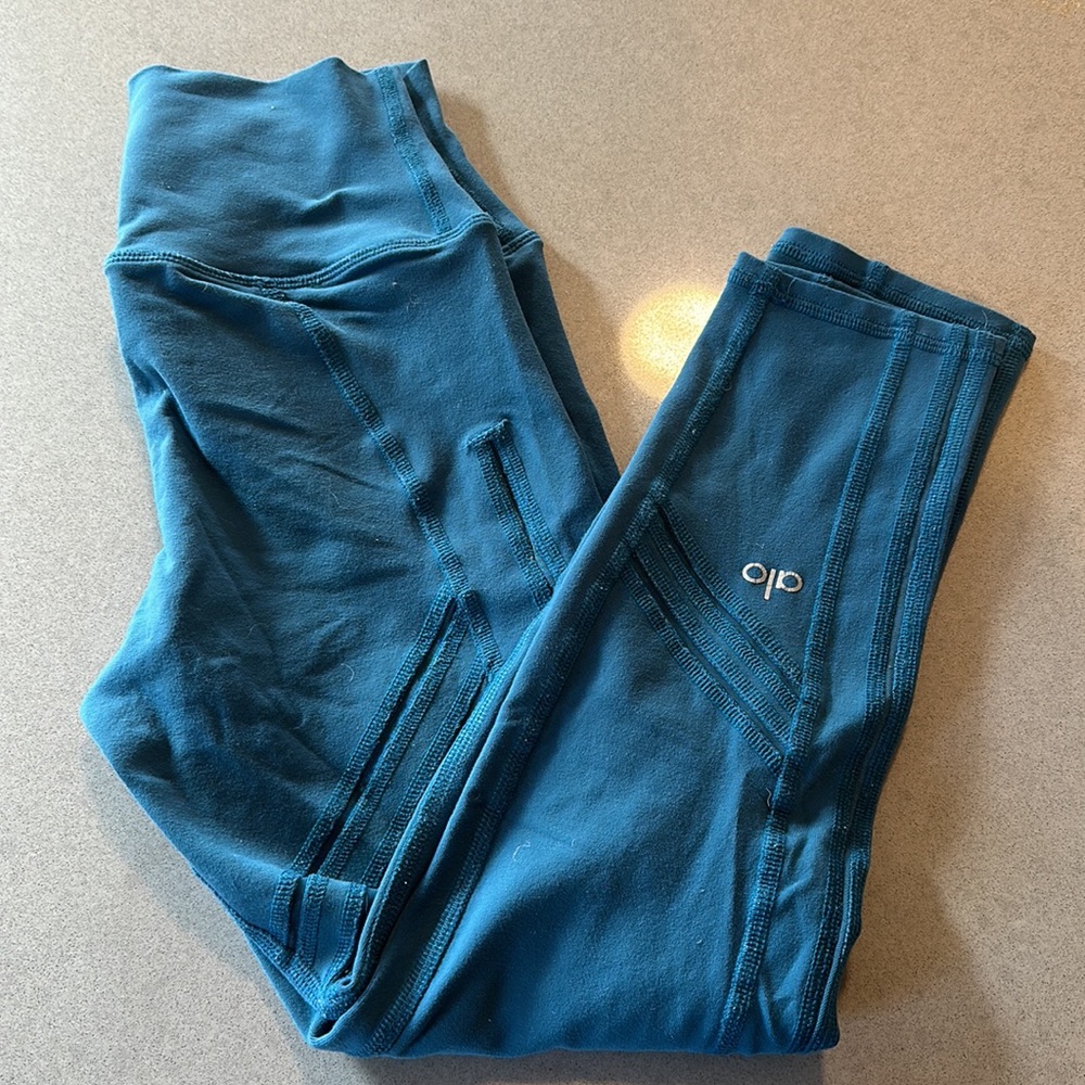 Alo Yoga Blue Capri Yoga Pants in XS